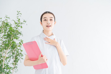 胸をなでおろす白衣の女性