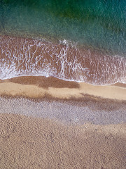 Fototapeta premium Acqua del mare che bagna la sabbia, il bacio
