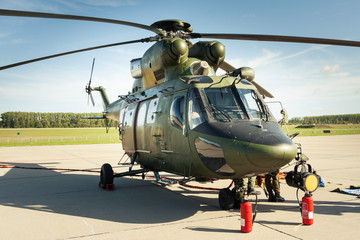 Fototapeta na wymiar Helikopter wojskowy na lotnisku 