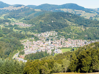 Fototapeta na wymiar Landschaft vom Schwarzwald - Blick auf die stadt von Schönau im Schwarzwald vom Holzer Kreuz im Fröhnder Ortsteil Holz aus