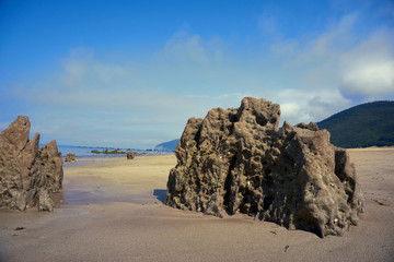 roca volc&aacute;nica en la playa
