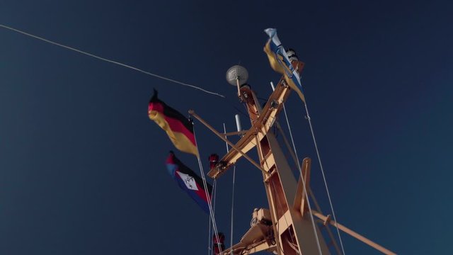 Schiffmast im Wind