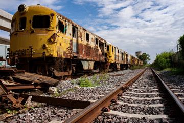Obraz premium Rusty train stopped at the train shed. To be used to train education