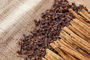 cloves with cinnamon lined up neatly on the gunny sack