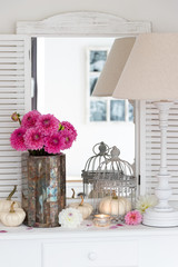 vintage Dekoration mit Dahlienstrauß in Pink und weißen Kürbissen