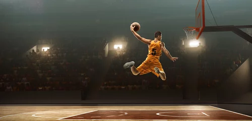 Gordijnen Basketbalspeler op basketbalveld in actie. Slaan dunken. Sprongschot © TandemBranding