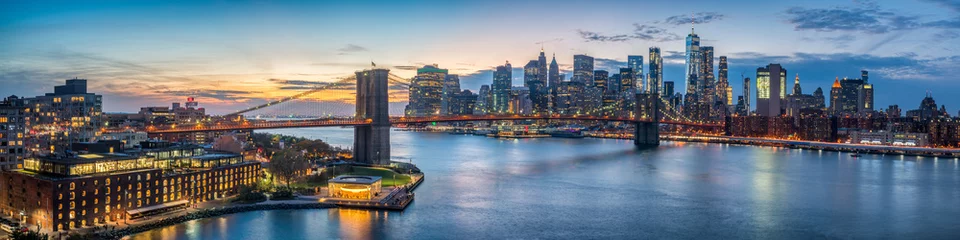 Poster Im Rahmen New Yorker Skyline-Panorama mit Brooklyn Bridge © eyetronic