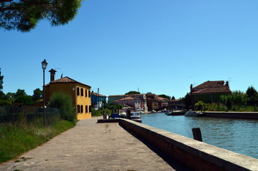 Fototapeta na wymiar Kleiner Kanal auf Mazzorbo in der Lagune von Venedig