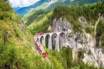 Papier Peint photo Viaduc de Landwasser Train Bernina Express sur le viaduc de Landwasser, Suisse. Paysage de montagne alpine avec pont haut, point de repère suisse. Vue panoramique sur le chemin de fer incroyable en été.