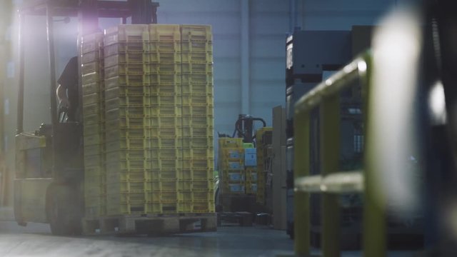 Gabelstaplerfahrer in Halle - Fork lift Driver in a hall 4K ProRes Footage