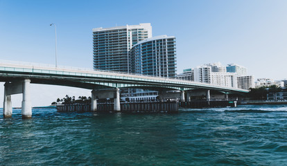 Obraz premium bridge and skyline