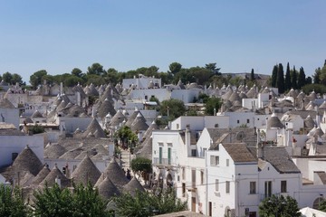 Fototapeta premium ALBEROBELLO - WŁOCHY - 27 sierpnia 2017: Przegląd miasta Alberobello w Apulii, Włochy, wpisane na listę Unesco z tradycyjnymi budynkami trullo