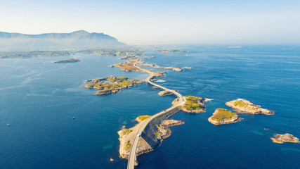 Die Atlantikstraße oder die Atlantikstraße (Atlanterhavsveien) wurde mit dem Titel „Norwegisches Bauwerk des Jahrhunderts“ ausgezeichnet. Die Straße ist als nationale Touristenroute klassifiziert. Luftaufnahmen