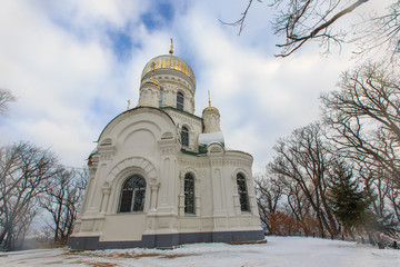 Obraz premium Beautiful Orthodox church in the winter at the top of the hill