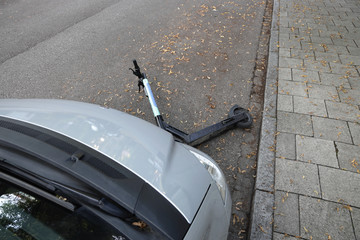 E-Scooter zusammenstoß mit einem Auto