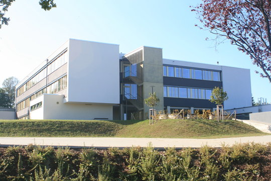 Schulgebäude, Schulhaus, Schulpause, Schulhof, Pausenhof