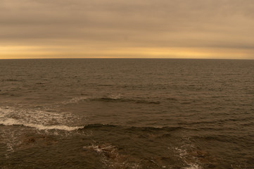台風が近づく、曇りの海