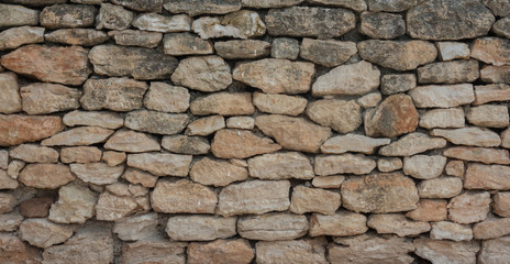 Steinmauer aus Natursteinen