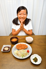 トンカツを食べる女の子