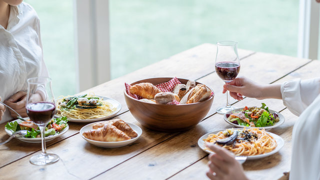 ホームパーティー Images Browse 6 307 Stock Photos Vectors And Video Adobe Stock