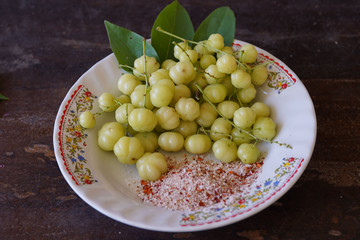 star gooseberry (Scientific name: Phyllanthus acidus) when pale green When turning to yellow or fawn There are both sour and sweet varieties.