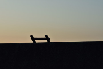 堤防と夕焼け