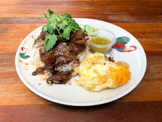 Stewed beef with fried egg on rice with seafood sauce
