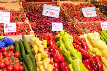 Frutos, verduras y especias en mercado central. Colores varios y vivos.