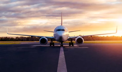 Foto op Plexiglas Zonsondergangmening van vliegtuig op luchthavenbaan onder dramatische hemel in Hobart, Tasmanië, Australië. Luchtvaarttechnologie en wereldreisconcept. © Summit Art Creations