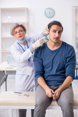 Obraz premium Young patient visiting doctor in hospital