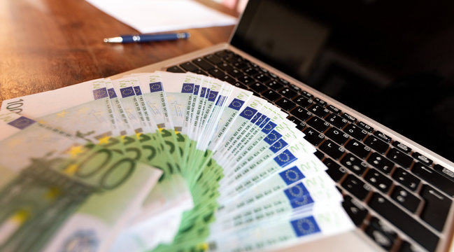 Soldi e banconoe in teuro su computer, commercialista, legale, avvocato
