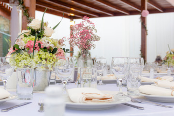 Mesa de invitados decorada con flores para evento de boda y catering