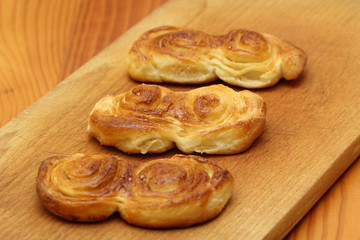 hot cross buns with cinnamon and sugar
