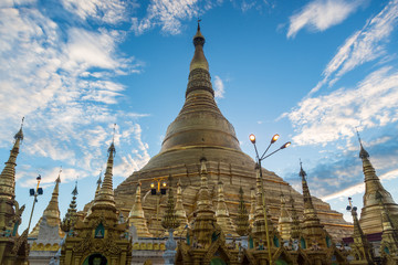 Shwedagon-Pagode in Yangon - obrazy, fototapety, plakaty