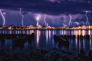 Foto op Plexiglas Een onweer over de stad Antwerpen. © Jochem Herremans