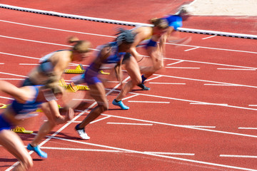 Start beim 100 m Lauf in der Leichtathletik