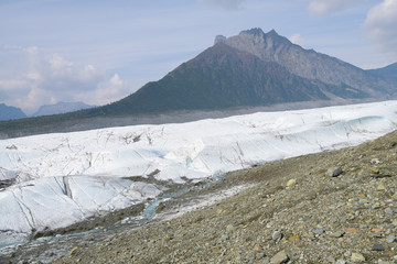 Der Root Gletscher bei Kennecott - dieser Gletscher  ist einer der wenigen in alaska, die leicht erreichbar und gut begehbar sind, Steigeisen werden trotzdem empfohlen