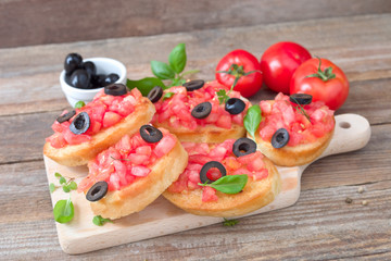 Tomatenbruschetta mit Oliven