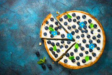 Blueberry cake tart with mascarpone.
