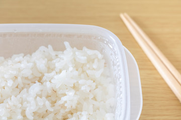 タッパーで冷凍保存したご飯を解凍して食べる