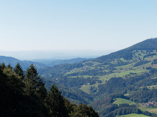 Naklejka premium Landschaft vom Schwarzwald in Sommer. Blick auf das Wiesental vom 'Holzer Kreuz' im Fröhnder Ortsteil Holz aus