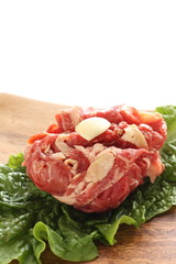 Freshness beef and garlic marinated on lettuce