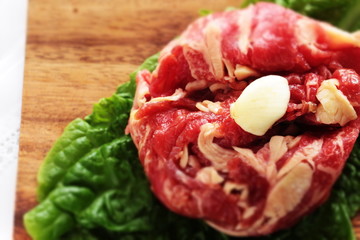 Freshness beef and garlic marinated on lettuce