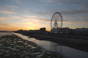 Obraz premium Sunset Worthing England Seafront at low tide with the Observation Wheel in action on beautiful September evening.