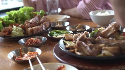 Korean cuisine restaurant service scissors cutting pork ribs