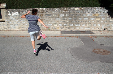 femme sui saute en l'air