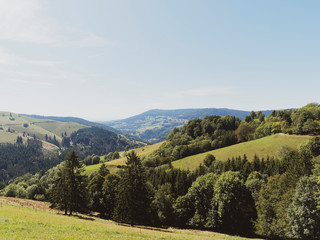 Fototapeta na wymiar Landschaft vom Schwarzwald. Blick auf die Berglandschaft rund um Fröhnd vom Panoramaweg