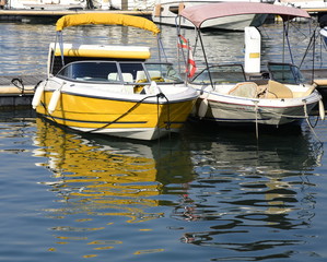 Fototapeta na wymiar Zwei Boote im Hafen von Beirut