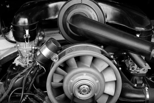 L&uuml;fterrad eines luftgek&uuml;hlten Sechszylinder Boxermotor einer deutschen Sportwagen Legende der Siebziger Jahre in der Klassikstadt im Stadtteil Fechenheim in Frankfurt am Main in Hessen in Schwarzwei&szlig;