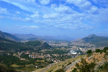 Fototapeta premium a landscape town at the foot of a mountain